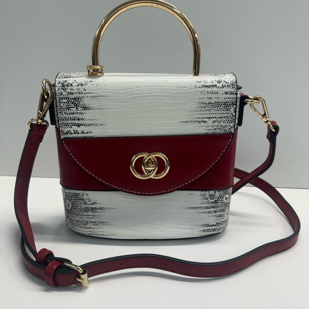 Elegant Handbag Clee Two-Tone Structured Crossbody Bag with Gold Hardware
